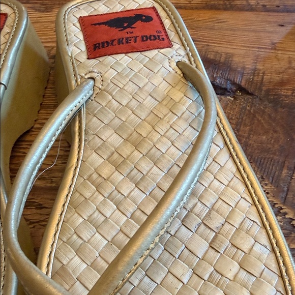 Rocket Dog Metallic Gold Woven Platform Thong Sandals - Picture 2 of 4